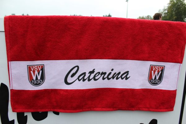 Badehandtuch rot mit personalisiertem Aufdruck