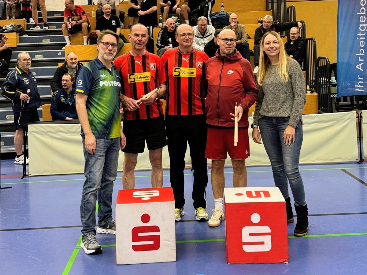 VSV Wenden II (Michael Pfeifer, Ralf Remmel, Wilhelm Stahlschmidt, Geburtstagskind Gerriet Hagedorn feierte bei der Siegerehrung schon auf seiner Party)