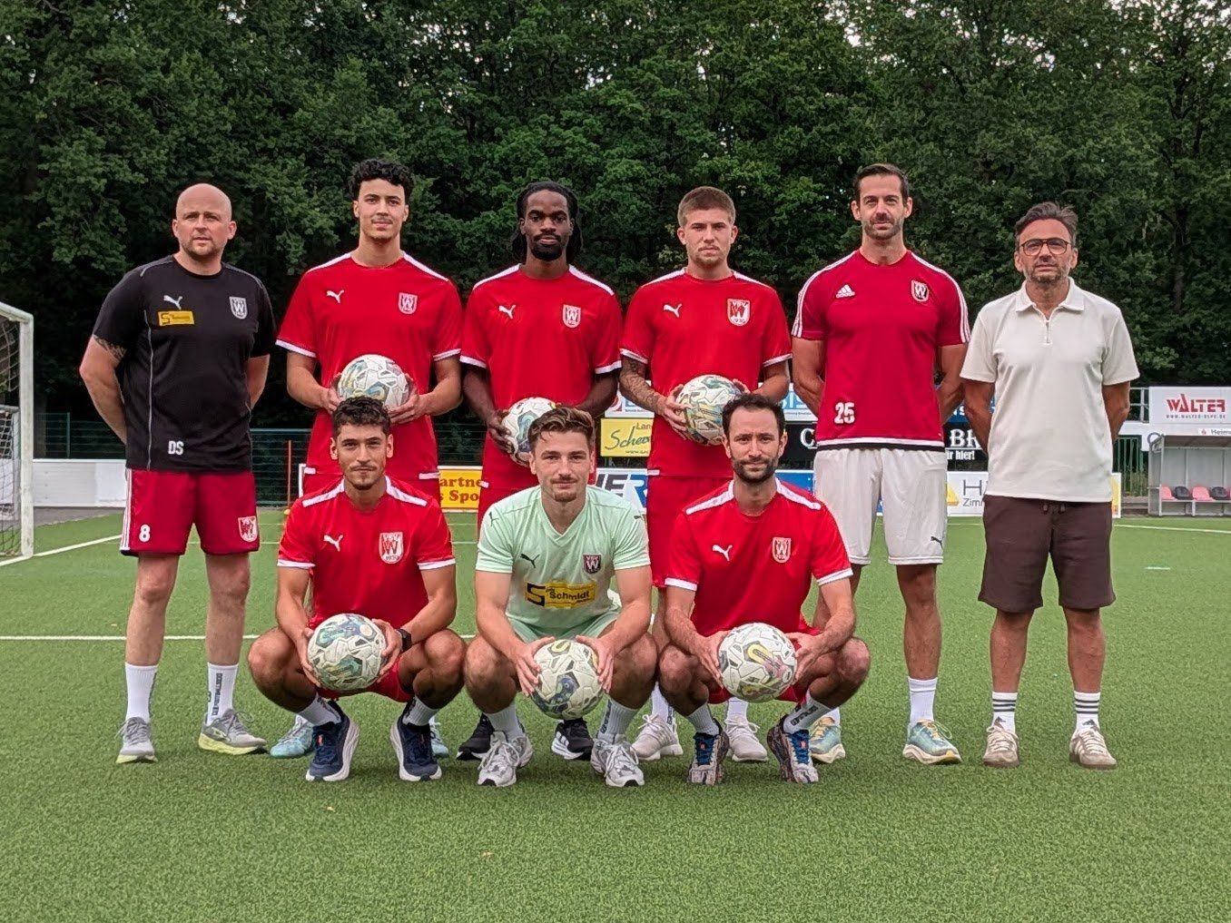 v.l.n.r. oben: Trainer Dominic Solms, Khalid Bonitfen, Nehemia Sarfo, Nico , Co-Trainer Sebastian Henne, Sportlicher Leiter Kemal Topal /// v.l.n.r. unten: Yunus Can Karanfil, Lenard Markija, Bugra Köksal
